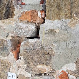 St.Cyriakuskirche Turmsanierung - brüchige Mauer